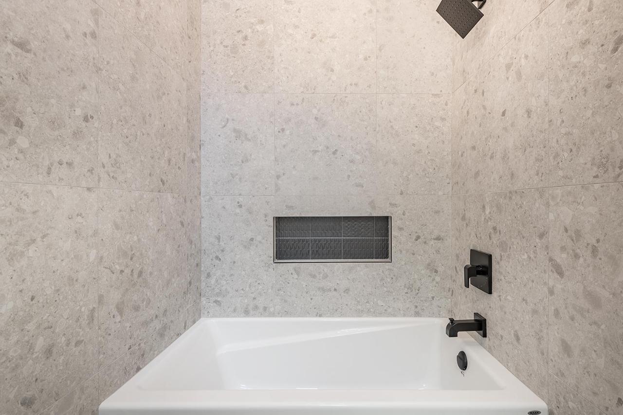 Free Parking Prime Location New Modern Condo Brossard Bagian luar foto