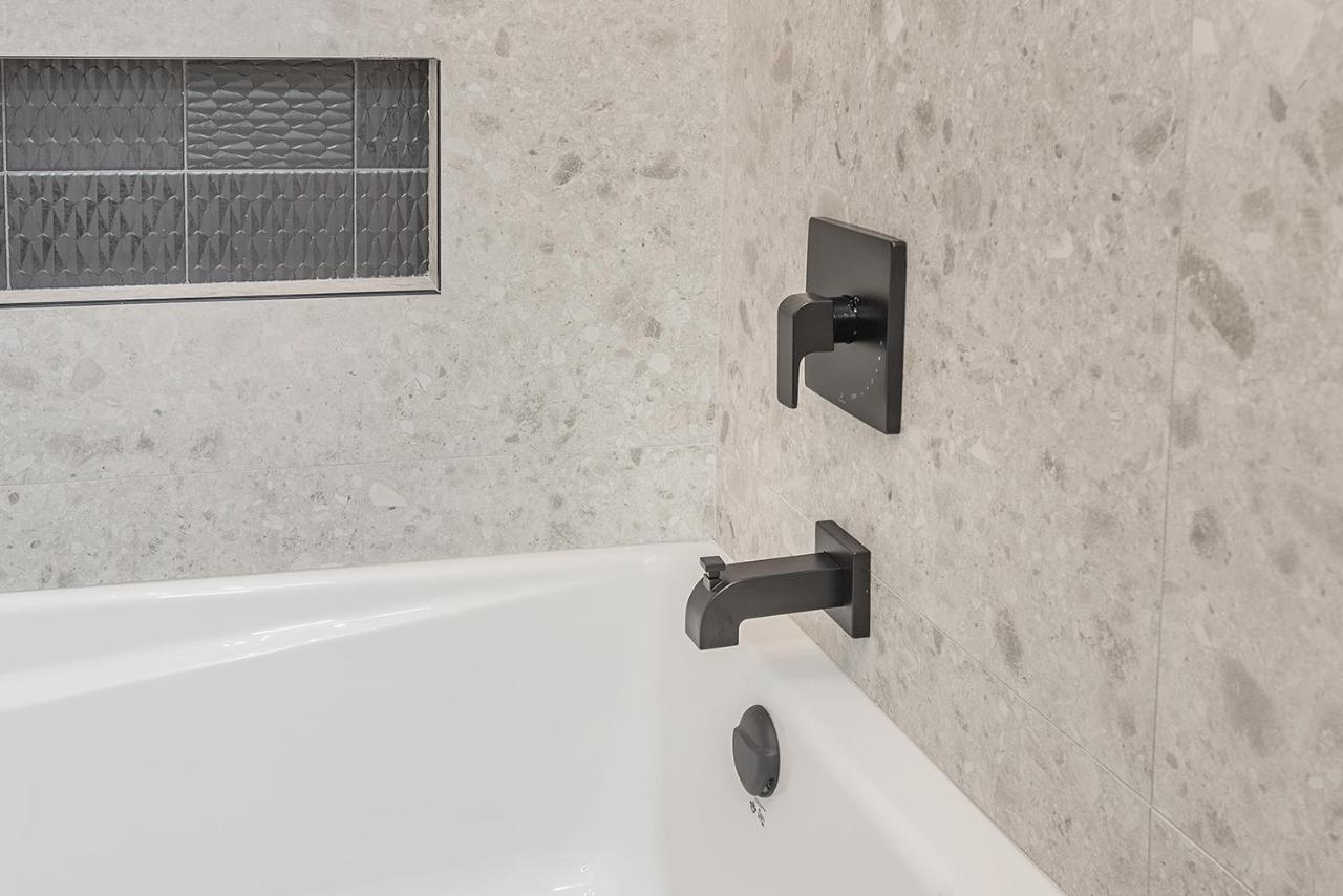 Free Parking Prime Location New Modern Condo Brossard Bagian luar foto